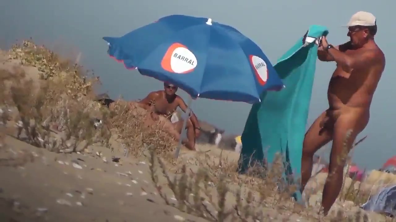 Espiões de caras velhos em trajes naturais de praia vê online