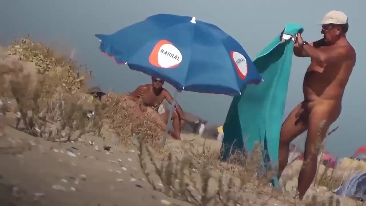 Spiare i tizi anziani nella natura in abiti da spiaggia guarda online Immagine