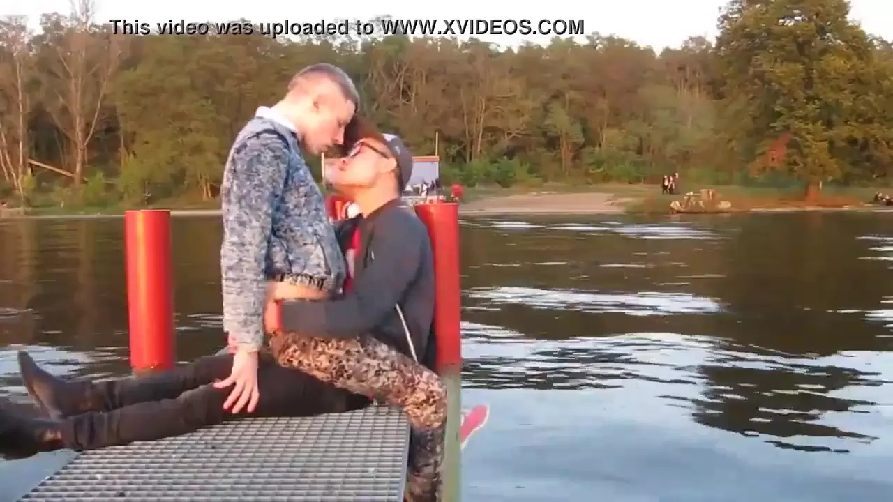 Два горячих гея страстно целуют друг друга на природе смотреть онлайн