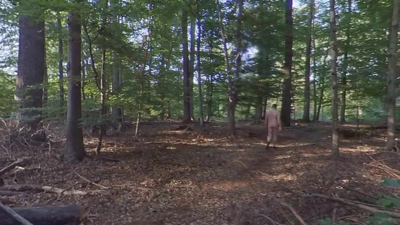 Amigo se desnuda y camina expuesto en el bosque con un acabado precioso ver  en linea