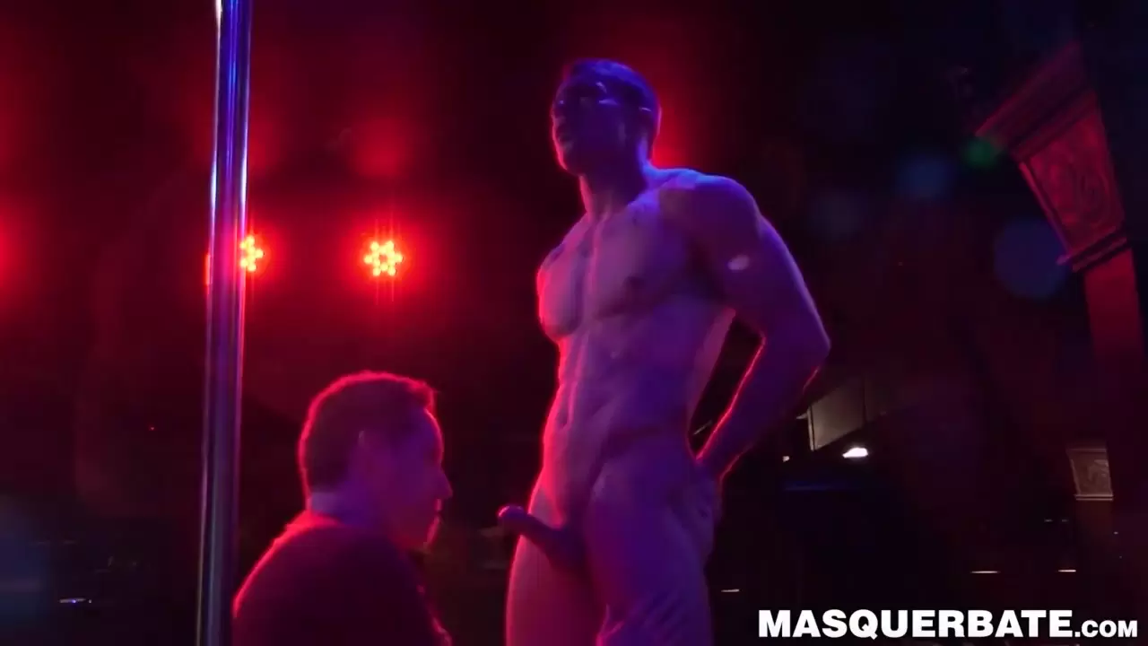 La bella spogliarellista atletica Markie More succhiata da un gay maturo guarda online Immagine