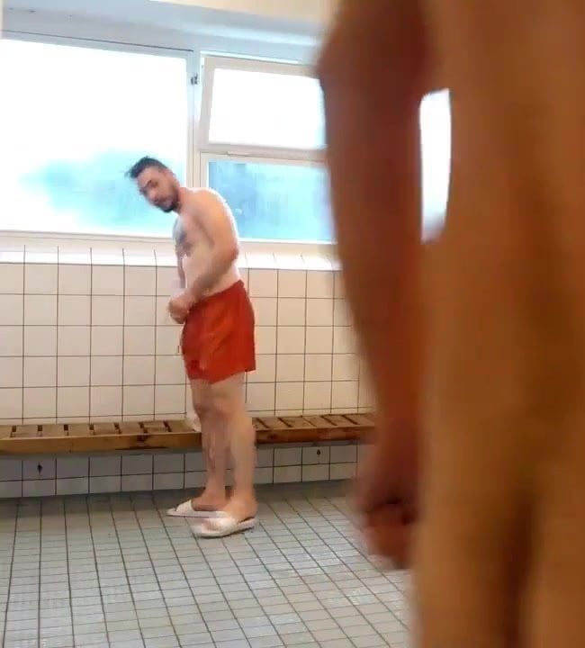 Порно видео скрытая камера мужская раздевалка