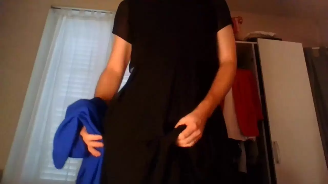 Jeune secrétaire travestie amateur taquine et se masturbe dans un trench rouge chaud, un blazer bleu sexy et une belle robe noire regarder en ligne