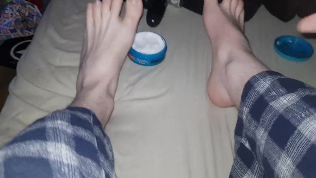 Sexy Daddy se aplica crema en los pies y las piernas (Advertencia Fetiche de pies) ver en linea imagen