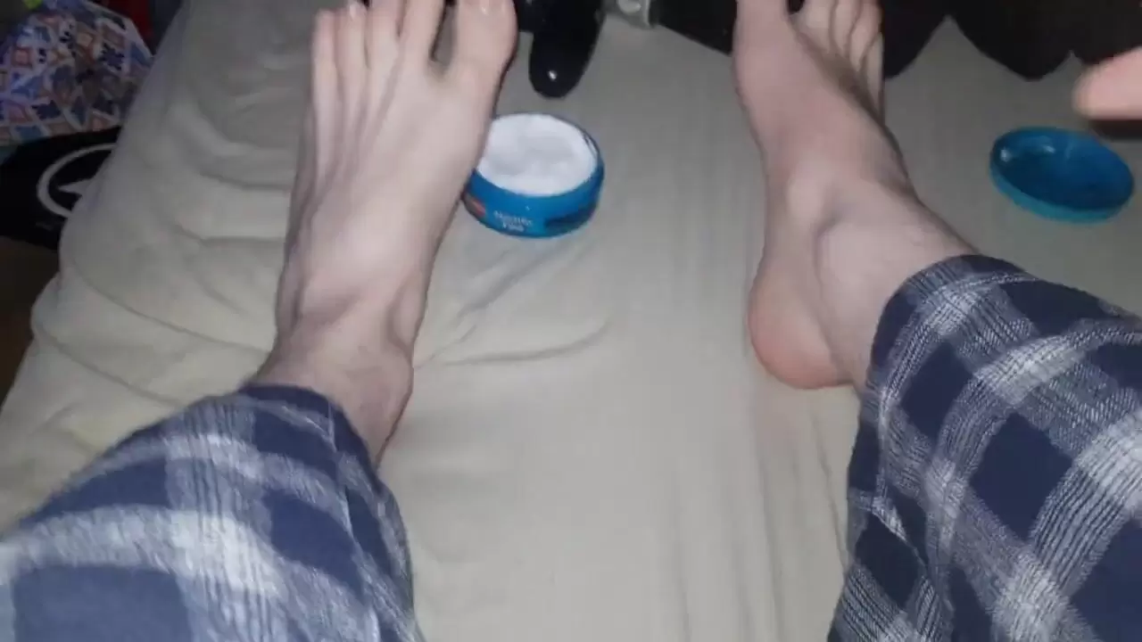 Sexy Daddy se aplica crema en los pies y las piernas (Advertencia Fetiche de pies) ver en linea