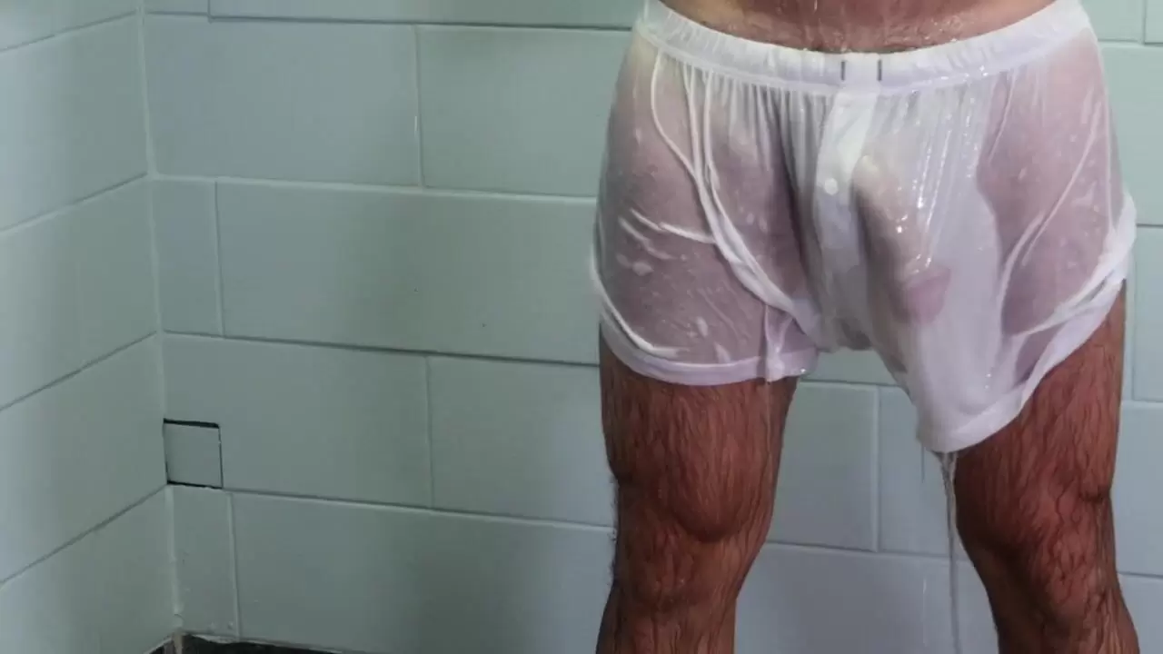 Maturo BF Killian Knox succhia un cazzo enorme sotto la doccia Immagine