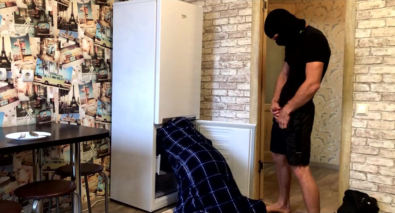 Ladrón se folla a un hombre atascado en el refrigerador.Porno ruso ver en linea imagen imagen