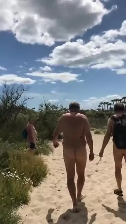 La truie en laisse au village naturiste regarder en ligne 