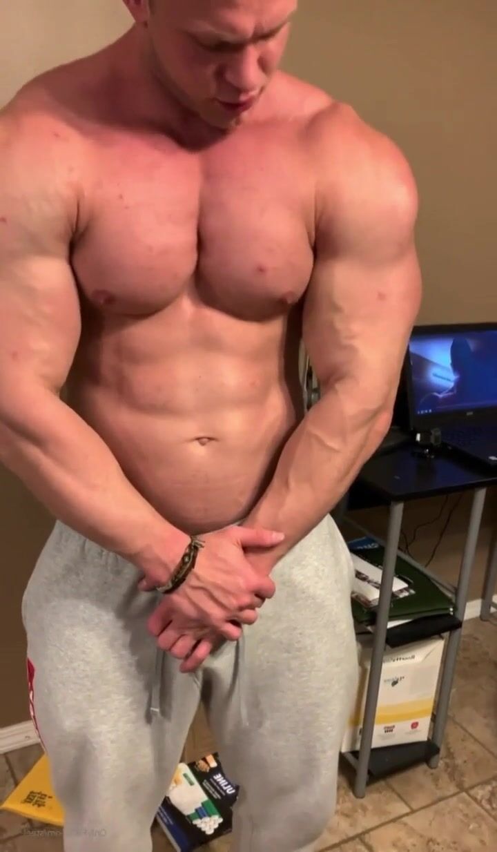 BODYBUiLDER FUCKS HiS GF