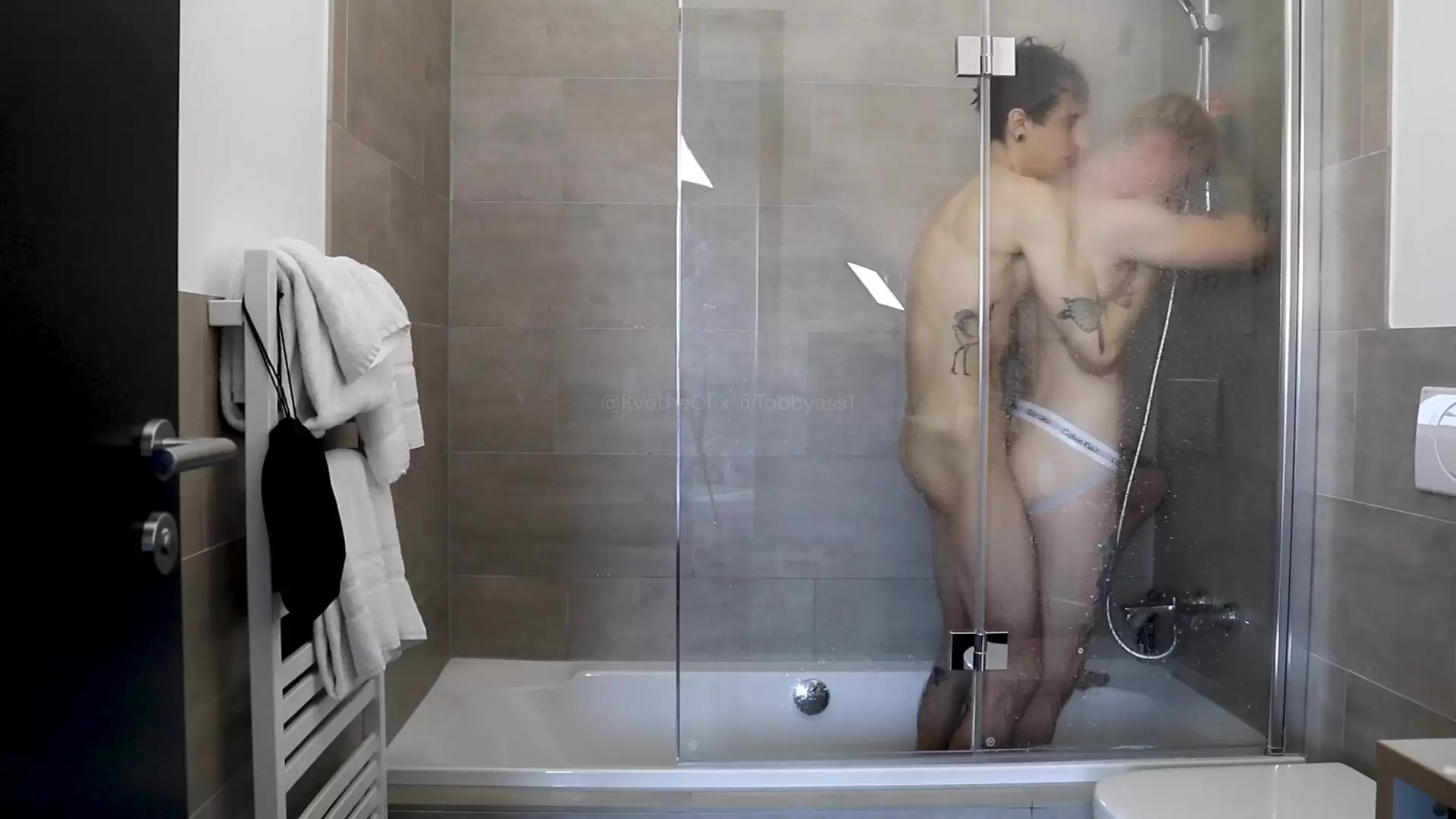 Twink con enormi razze di cazzo adolescente sotto la doccia guarda online Immagine