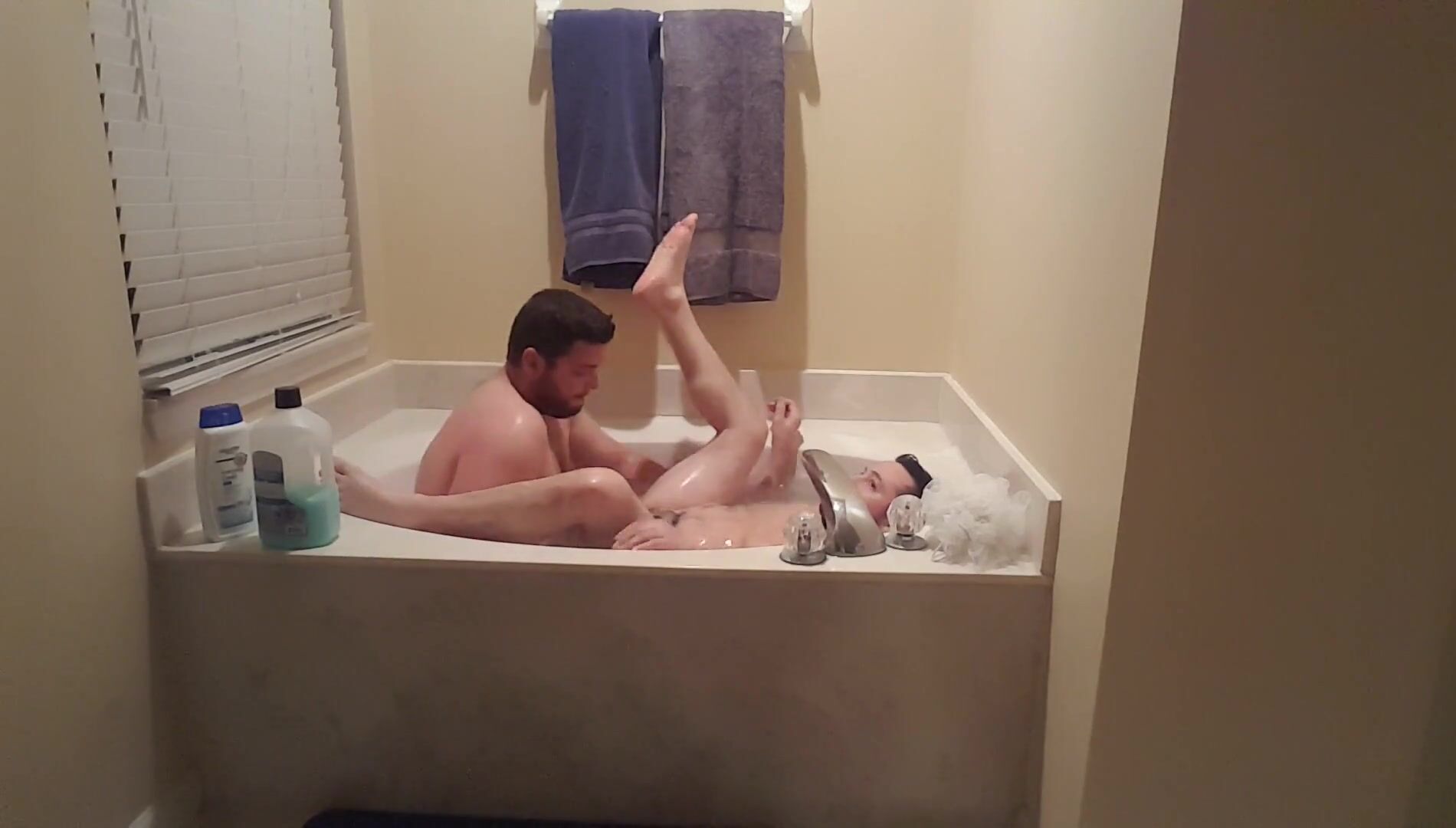 Noi facendo un bagno romantico guarda online Immagine