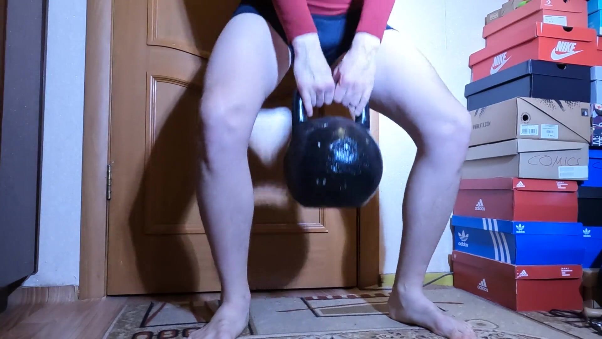 Горячий гей танцует с Kettlebell смотреть онлайн