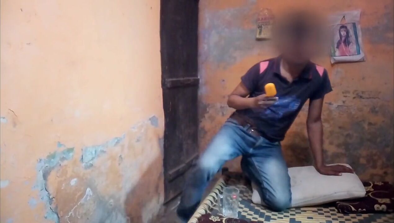 Menino tomando sorvete, garoto indiano irrita e bebe garoto pornô drink mijo por 20 $ a pedido vê online imagem