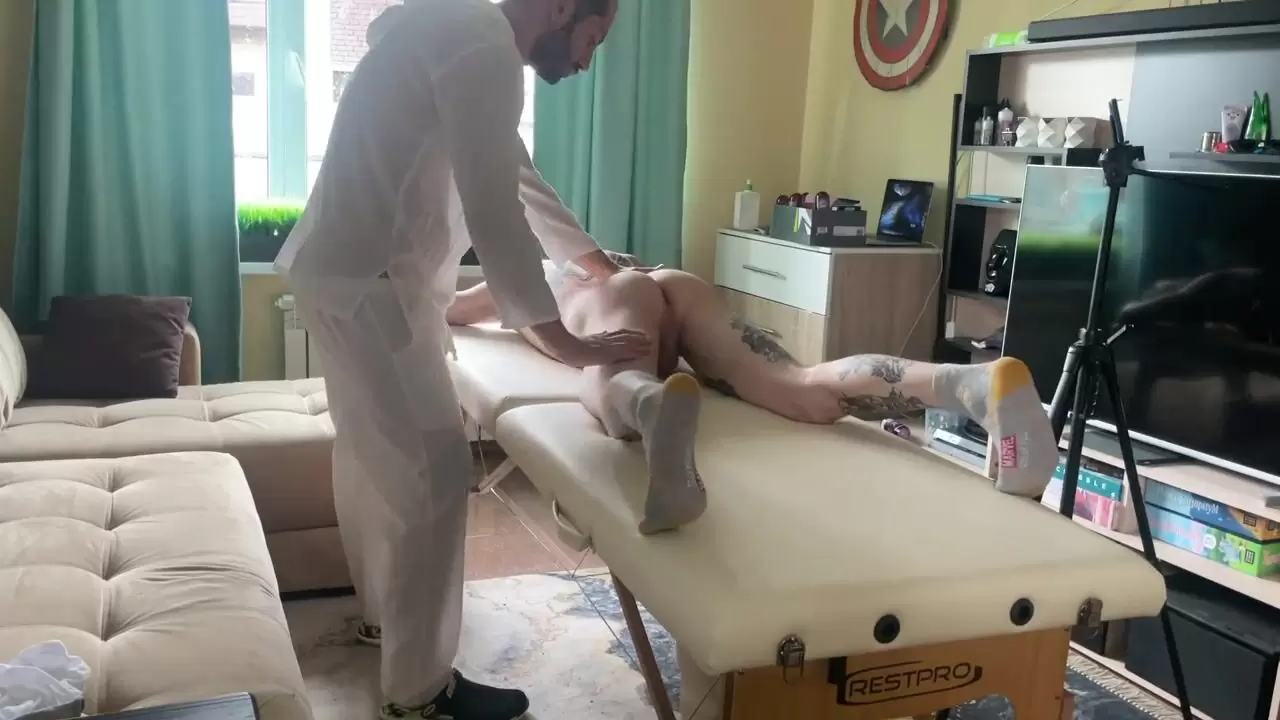 Dicky Masseur трахает спортивный твинк во время массажа