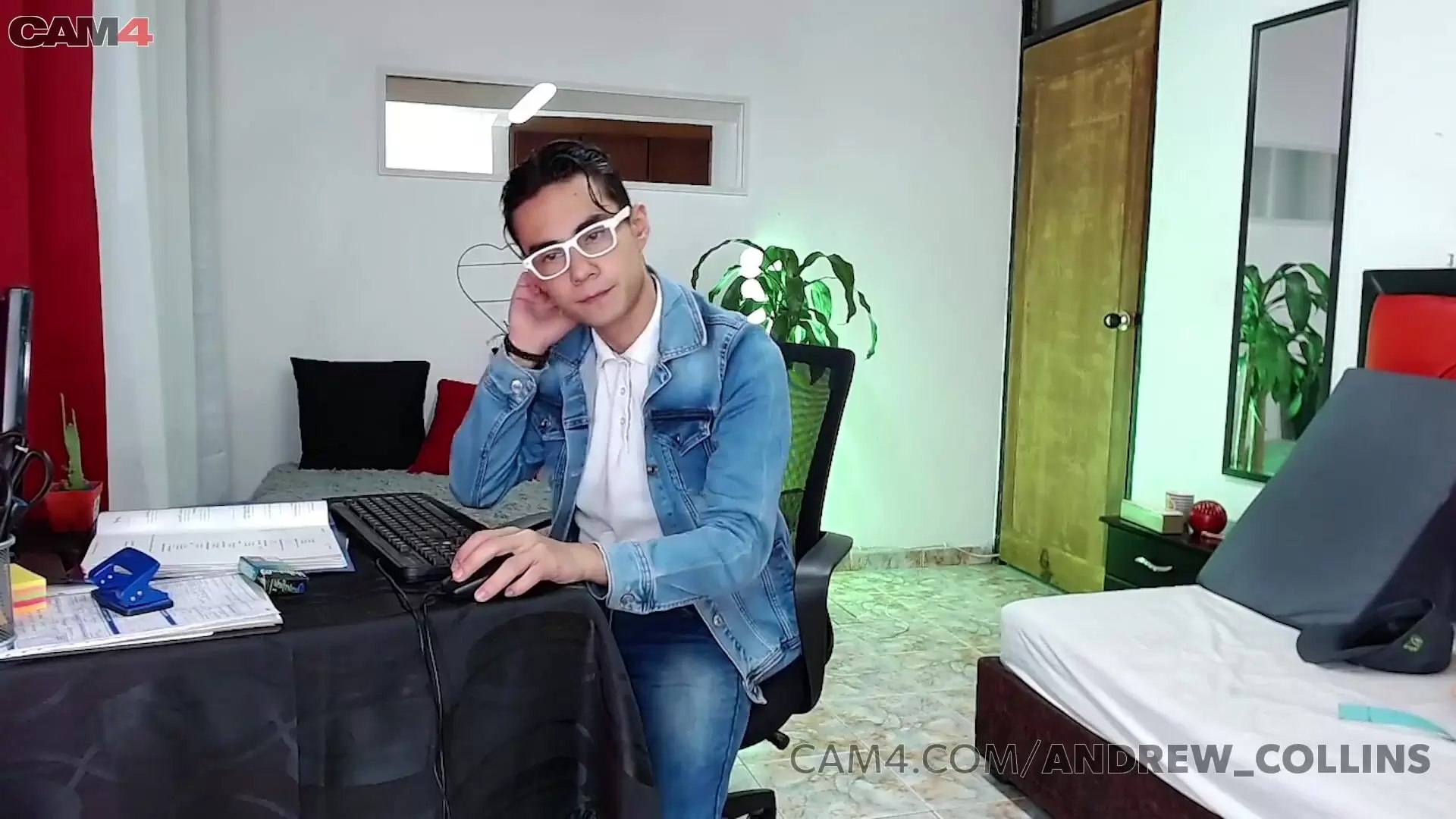 Nerdy Latino Twink tiene un orgasmo increíble en su habitación |Cam4 hombre