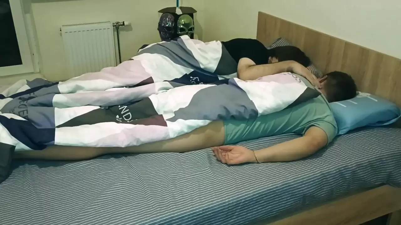 Un ragazzo viene dopo il lavoro stanco e fa massaggiare mentre si rilassa guarda online