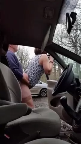 Порно видео Парень и девушка трахаются на улице