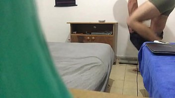 Una telecamera nascosta cattura il mio coinquilino mentre si spoglia nudo e si masturba con un porno gay e viene addosso guarda online Immagine