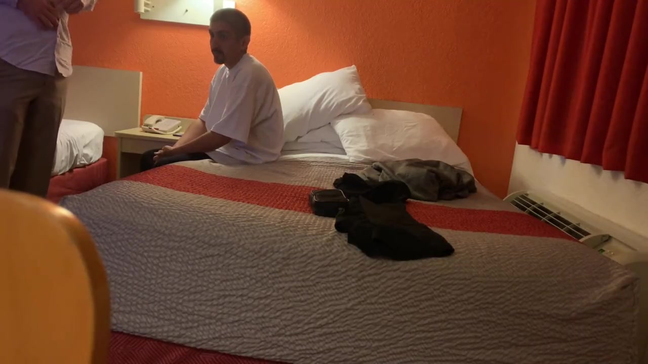 Dirty Homeboy tradisce la moglie in Motel Sex Grindr Hookup guarda online foto Immagine