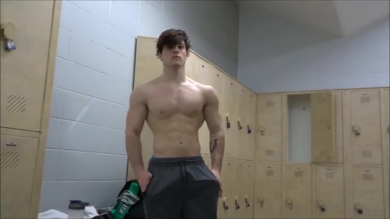 Derek Martin Stupende pose muscolose da teenager, pavoneggiarsi e flettersi (senza nudità) guarda online foto