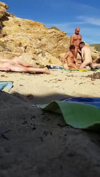Секс на диком пляже. Смотреть русское порно видео онлайн