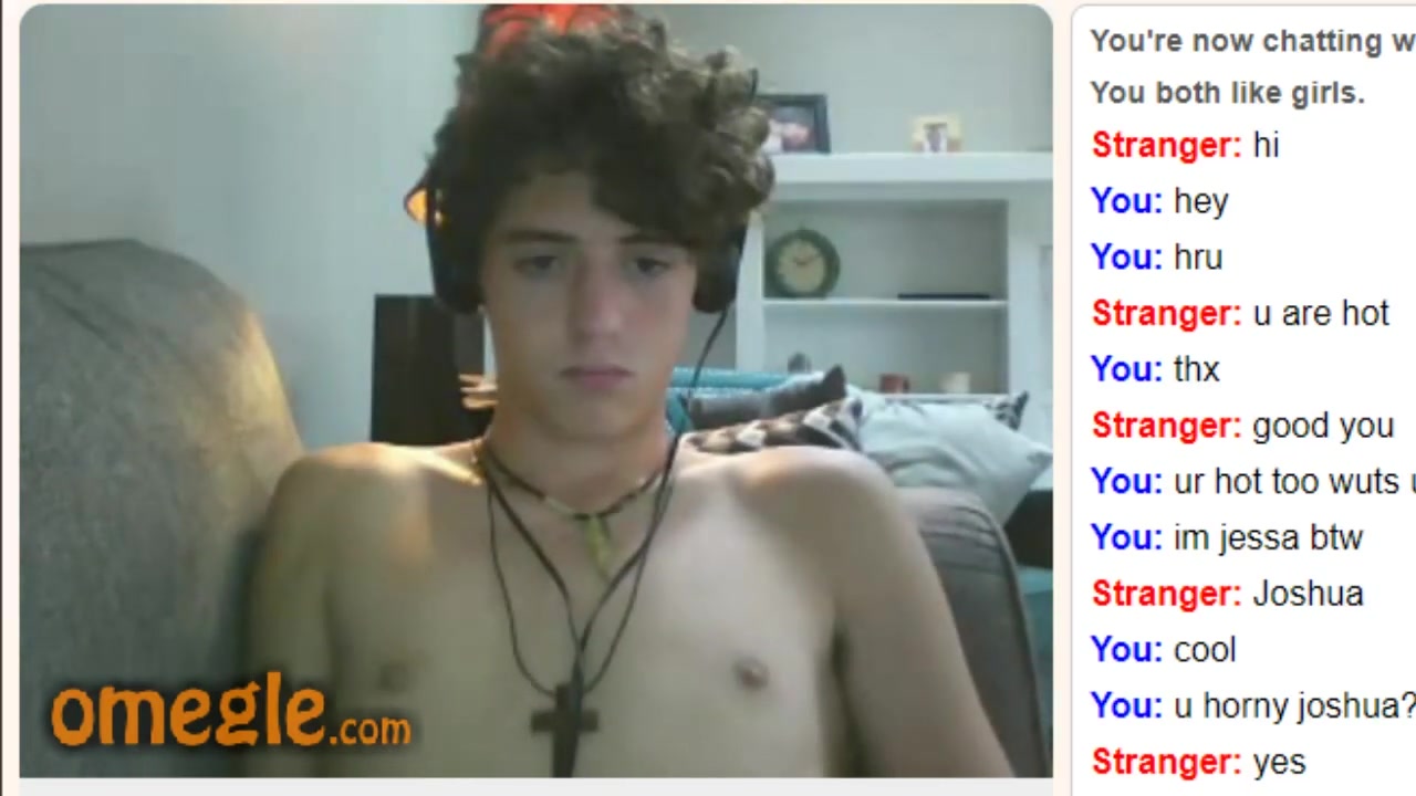 Un adolescent hétéro Omegle Boy attrapé et se branle devant la  