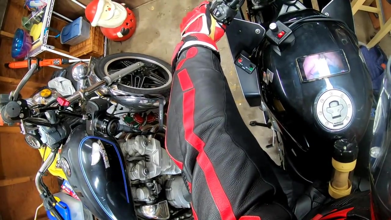 Leder Biker auf seinem Motorrad gemolken Online schauen