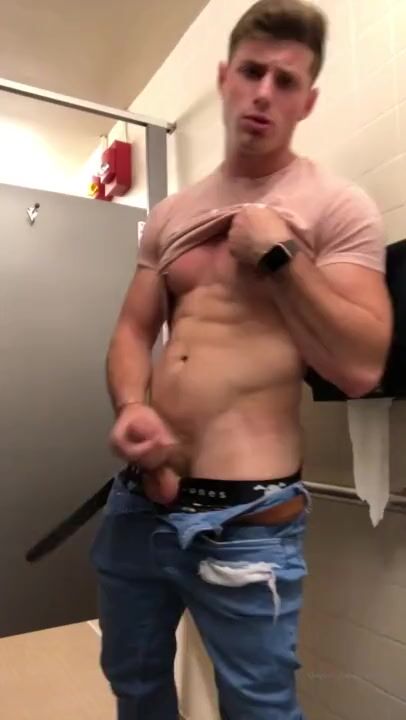 Порно дрочка парней в общественных туалетах