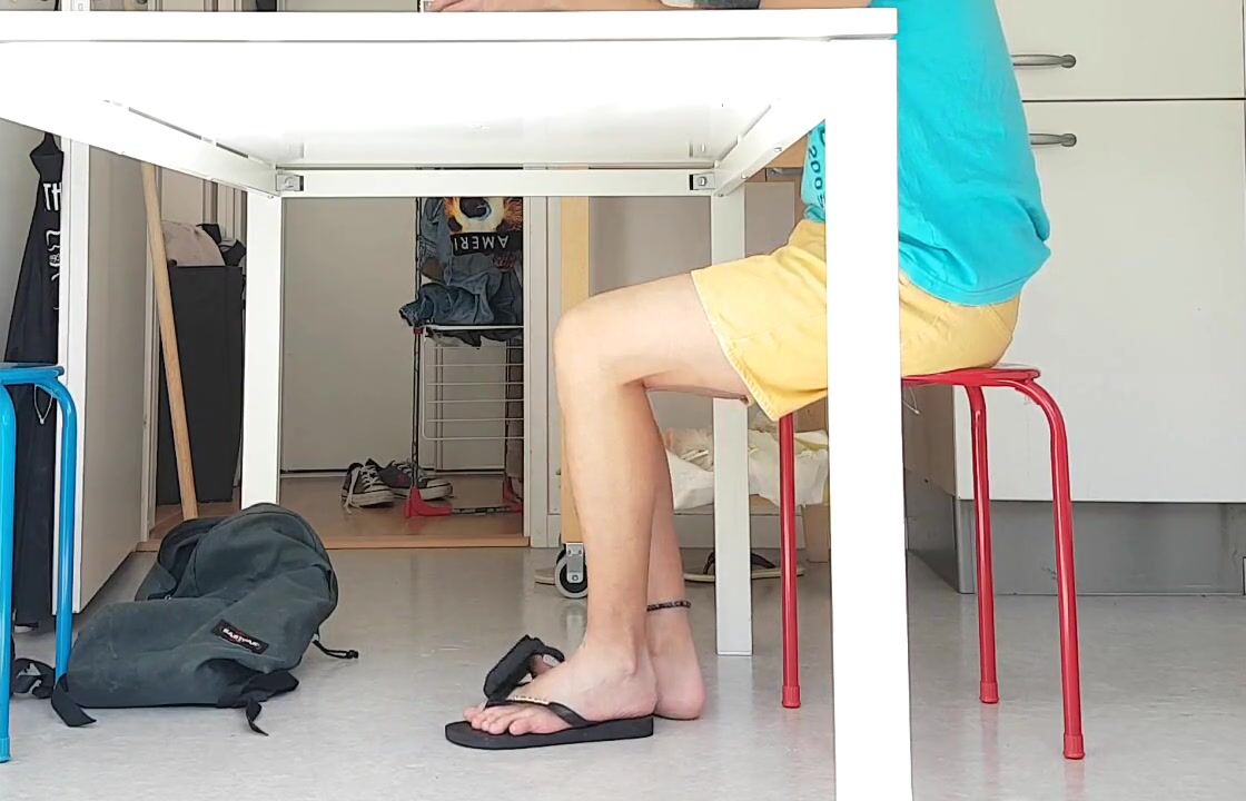 Mon colocataire de collège jolies jambes, pieds et plus grande quantité regarder en ligne