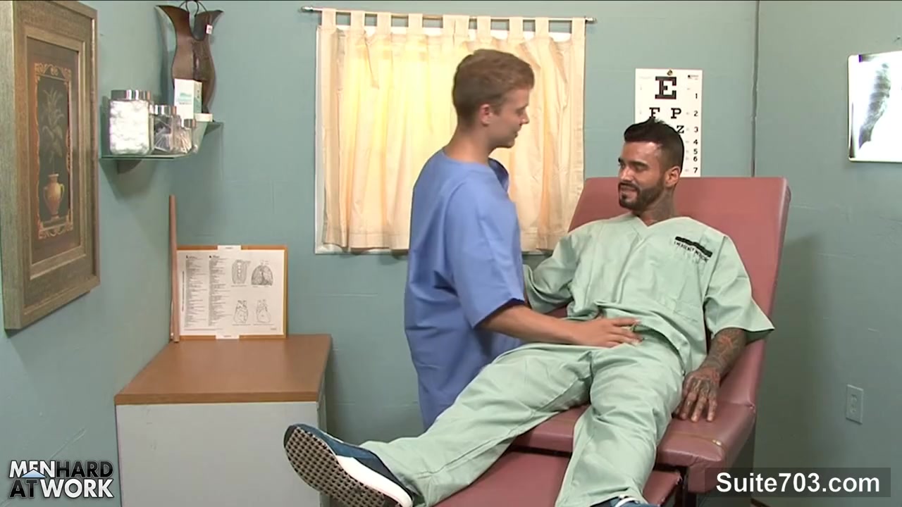 Смотреть Гей врач соблазнил пациента и трахнул его обеими руками онлайн порно видео