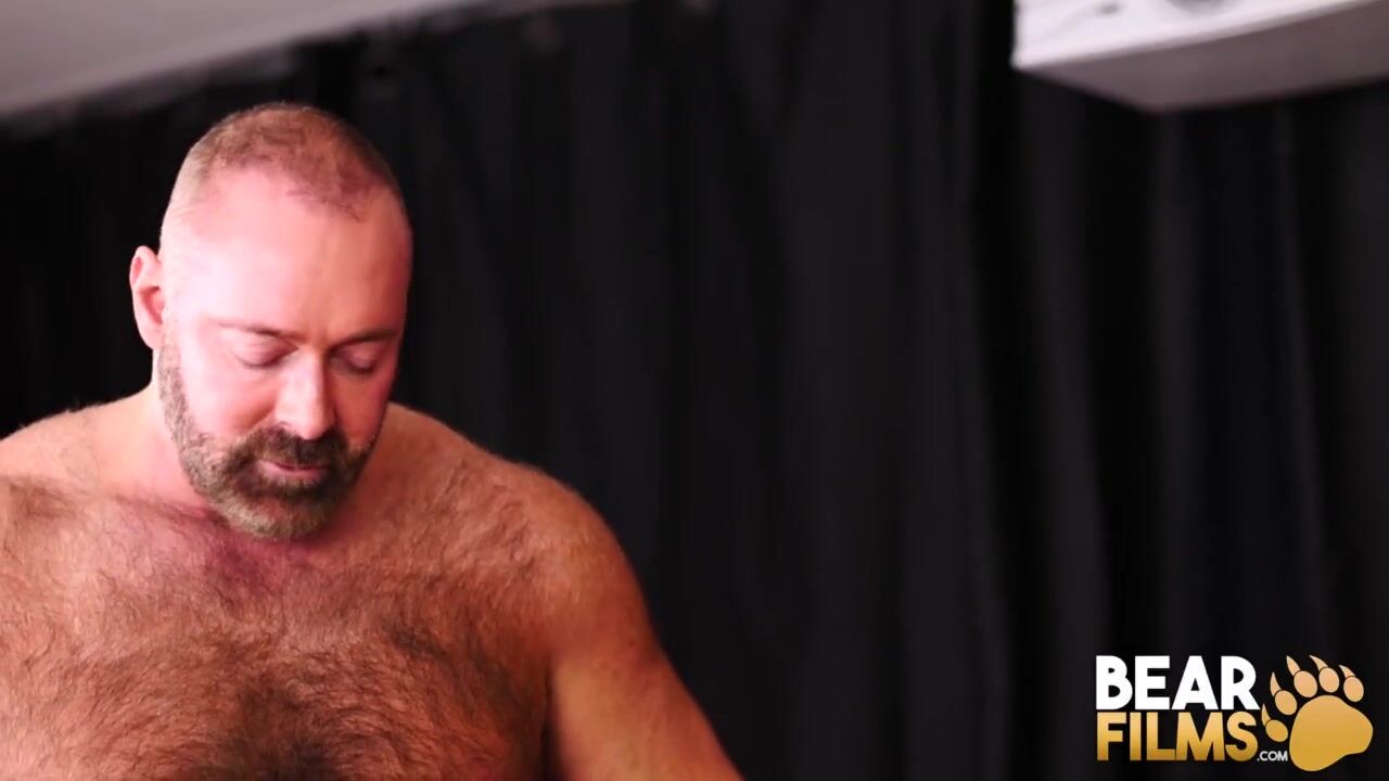 BEARFILMS Daddy Bear Brad Kalvo baise un beau mec poilu regarder en ligne