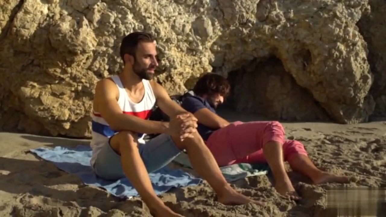 Gli amici condividono un momento sexy in spiaggia guarda online foto