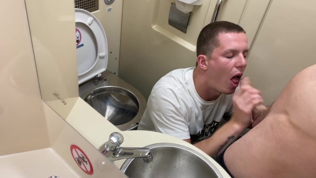 в поезде в туалете видео наблюдайте жаркие порно сцены бесплатно