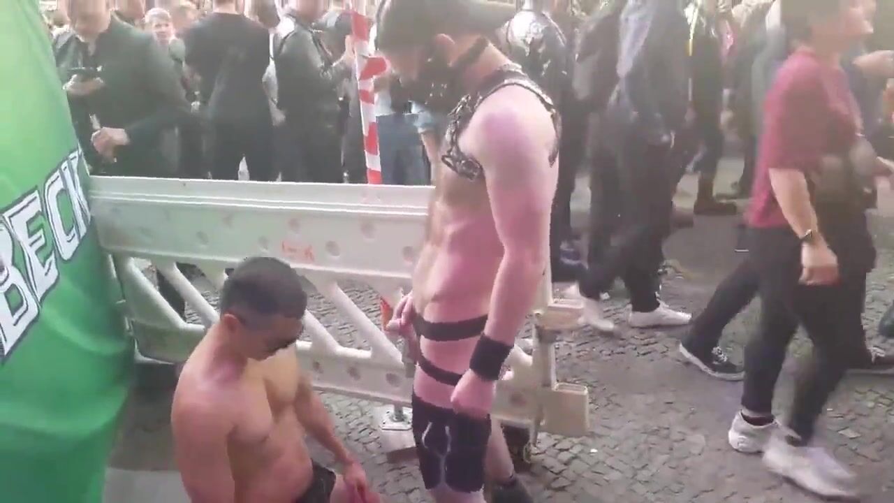 Divertimento in strada a Berlino.Pompino, sesso, pissing e fisting guarda online Immagine