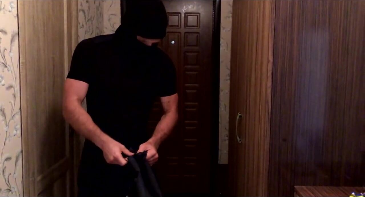 La ladro scopa un uomo bloccato nel frigorifero.Porno russo guarda online Immagine