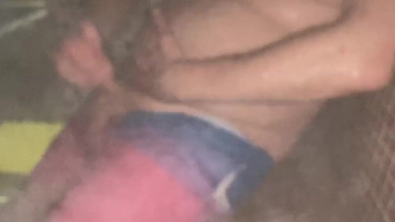 Il ragazzo dritto mi ha risucchiato alla sauna che moglie sta nuotando guarda online