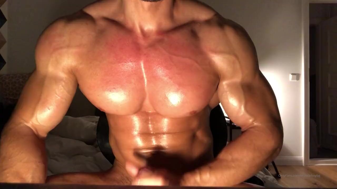 Ebony Bodybuilder Masturbating - Bodybuilder flexing, oiling and masturbating watch online