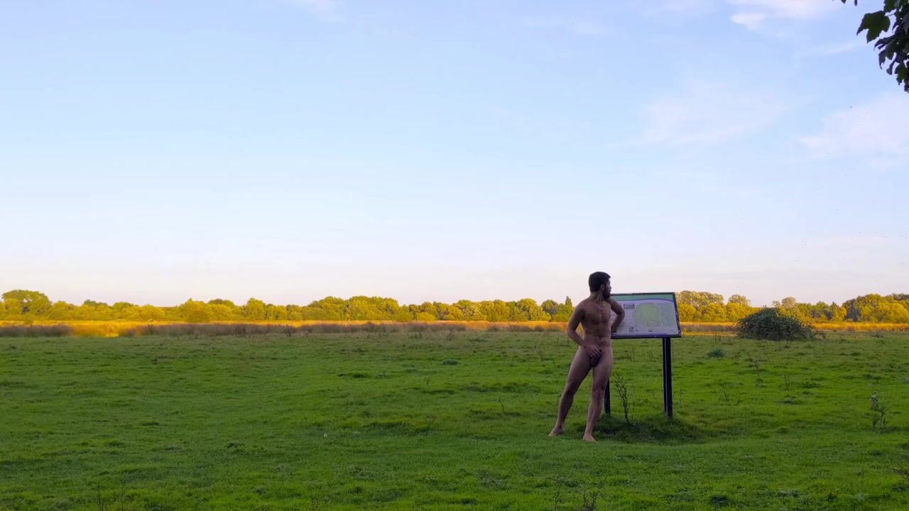 2 gays corriendo desnudos prado