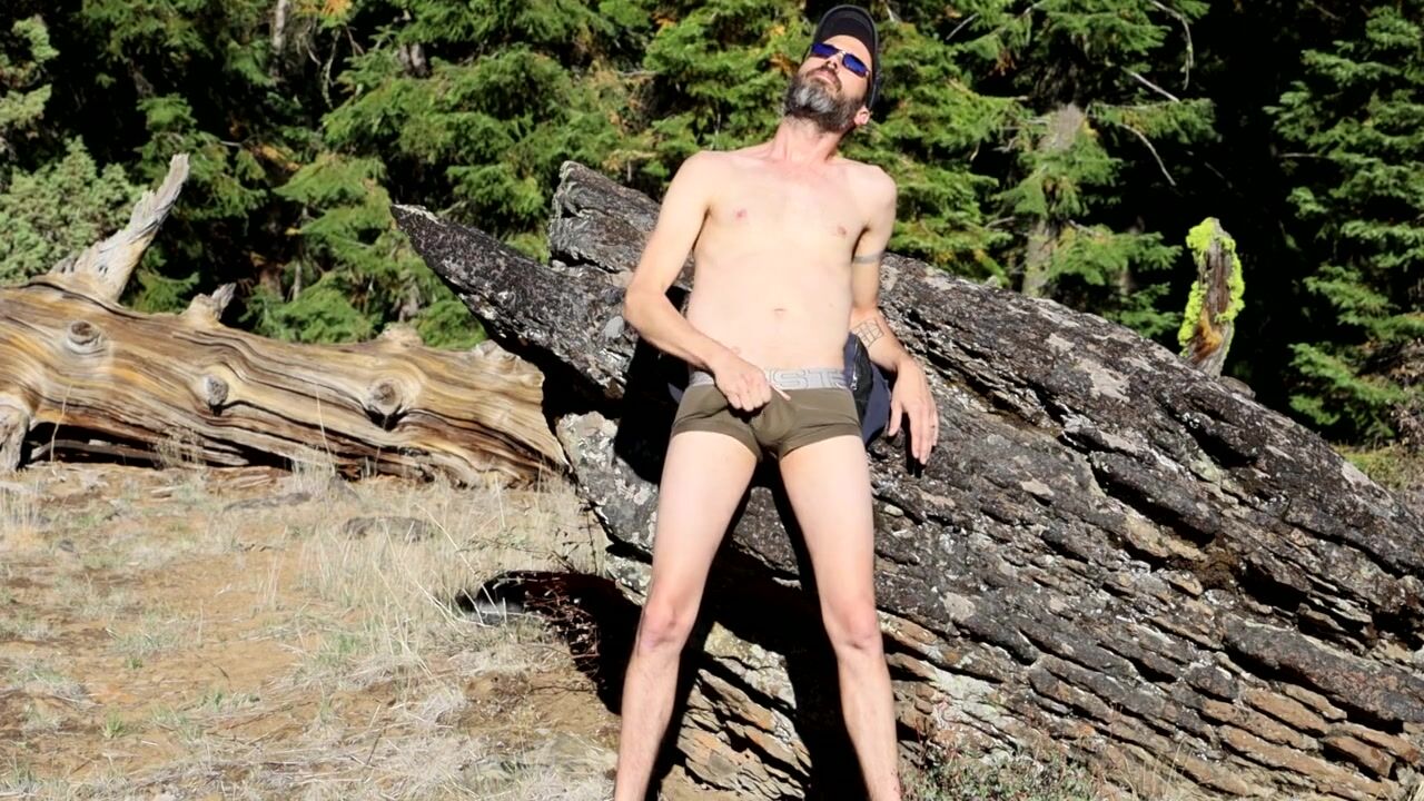 Papà con un grosso cazzo gode di mostrare fuori in una giornata di sole in una foresta pubblica guarda online