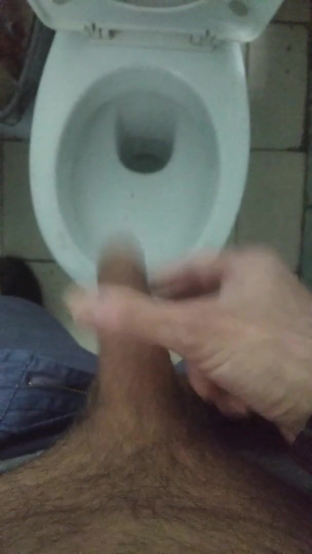 Порно видео оргазм в туалете
