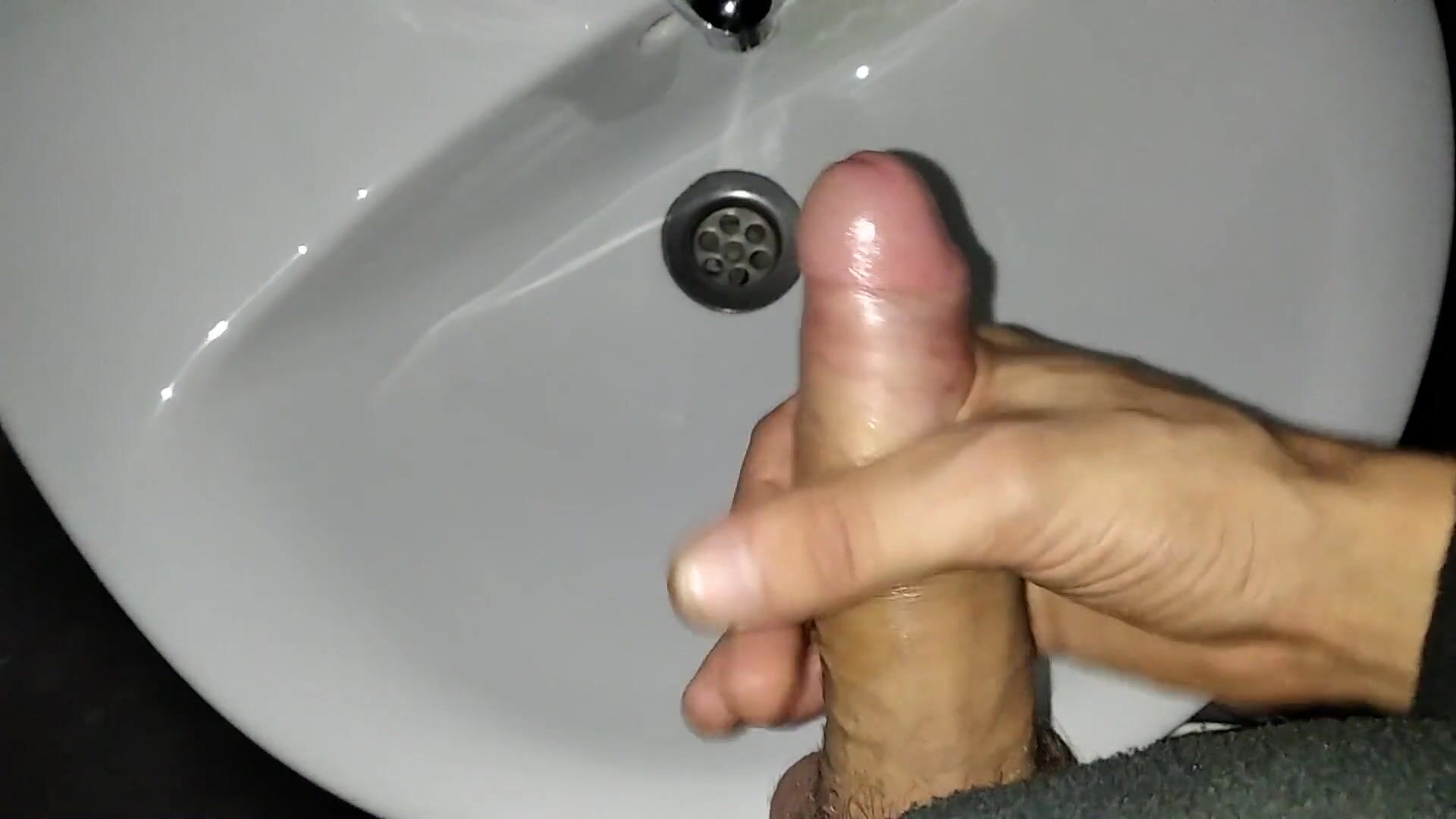 Masturvandose en el baño