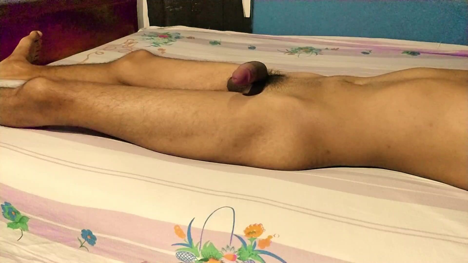 Erste Hände frei Cumming-Erlebnis, während Sie Porno nackt auf dem Bett  allein aufpassen Online schauen