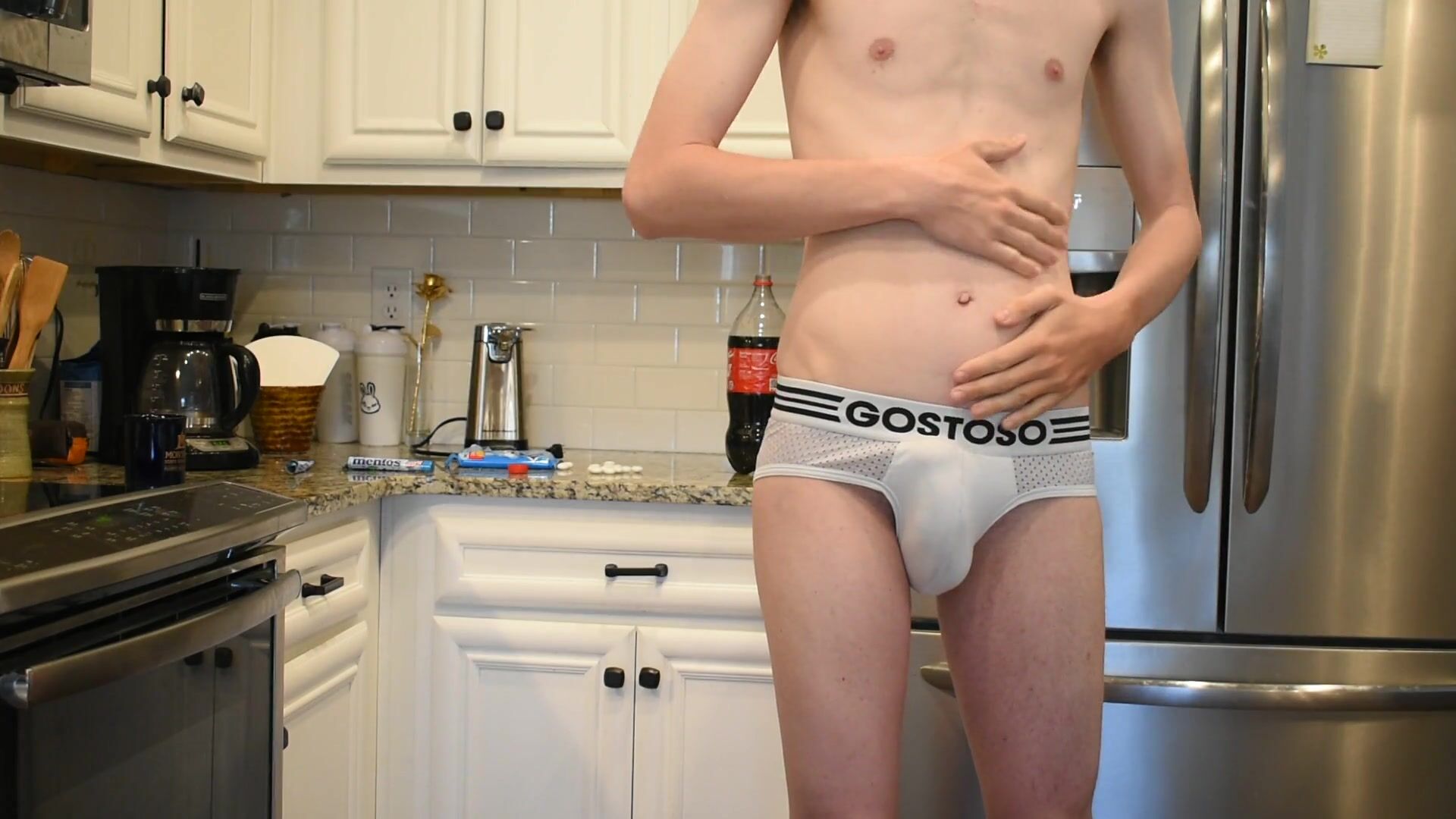 Skinny Twink вручает его живот с колой и Ментосом