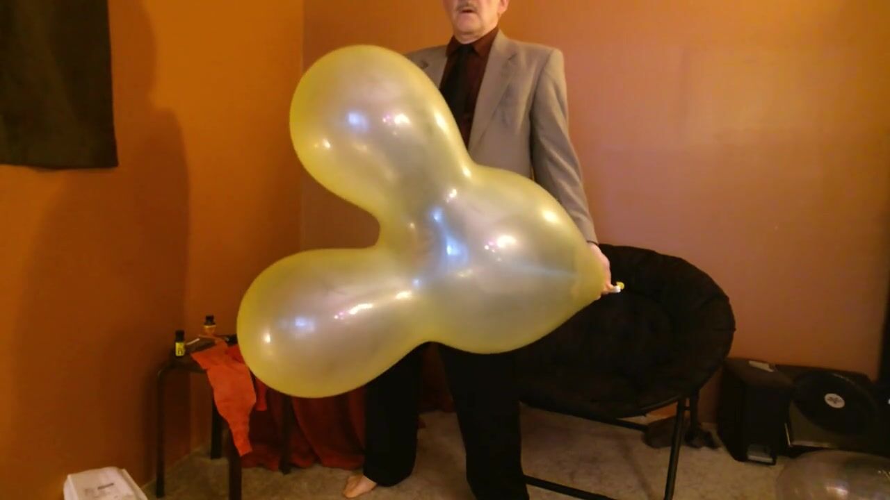 Balão 70) Mickey Mouse Balloon Pop and Shave.(Sessão termina no vídeo 71) vê online foto