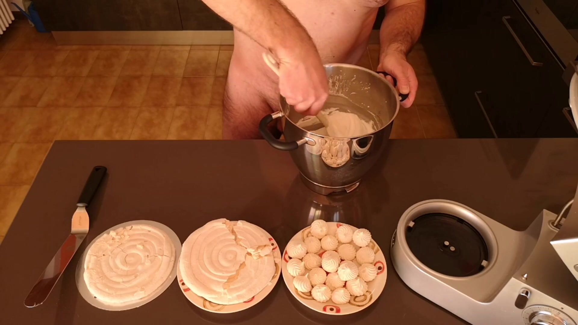 Cicci77 dopo aver raccolto 50 grammi di sborra, prepara una torta meringata allo sperma! guarda online Immagine