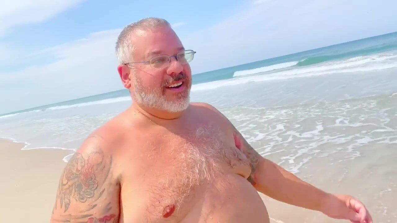 El viejo hombre de cabello gris gordo tiene un día desnudo y se corre en grande en la playa ver en linea