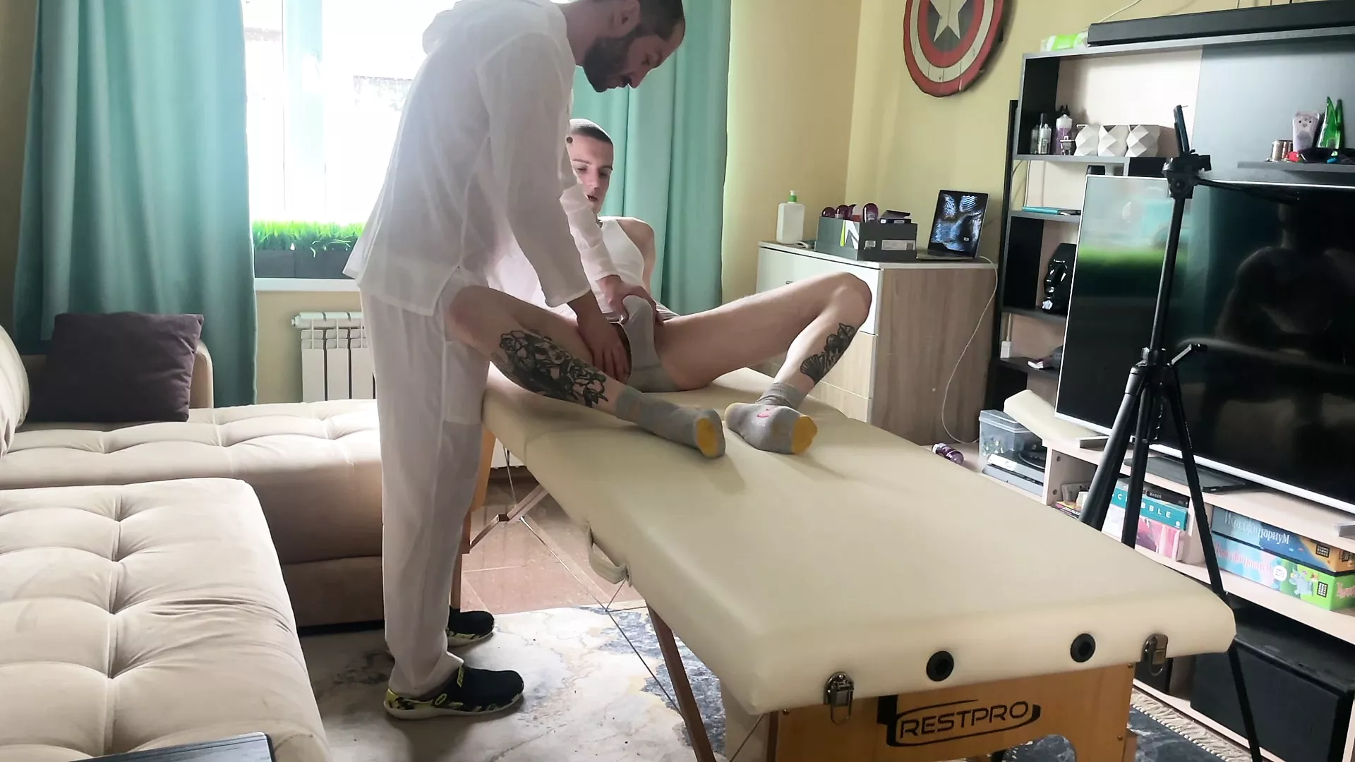 Dicky Masseur трахает спортивный твинк во время массажа смотреть онлайн