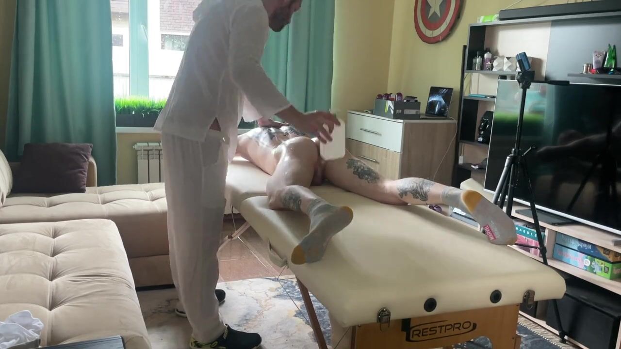 Dicky Masseur трахает спортивный твинк во время массажа