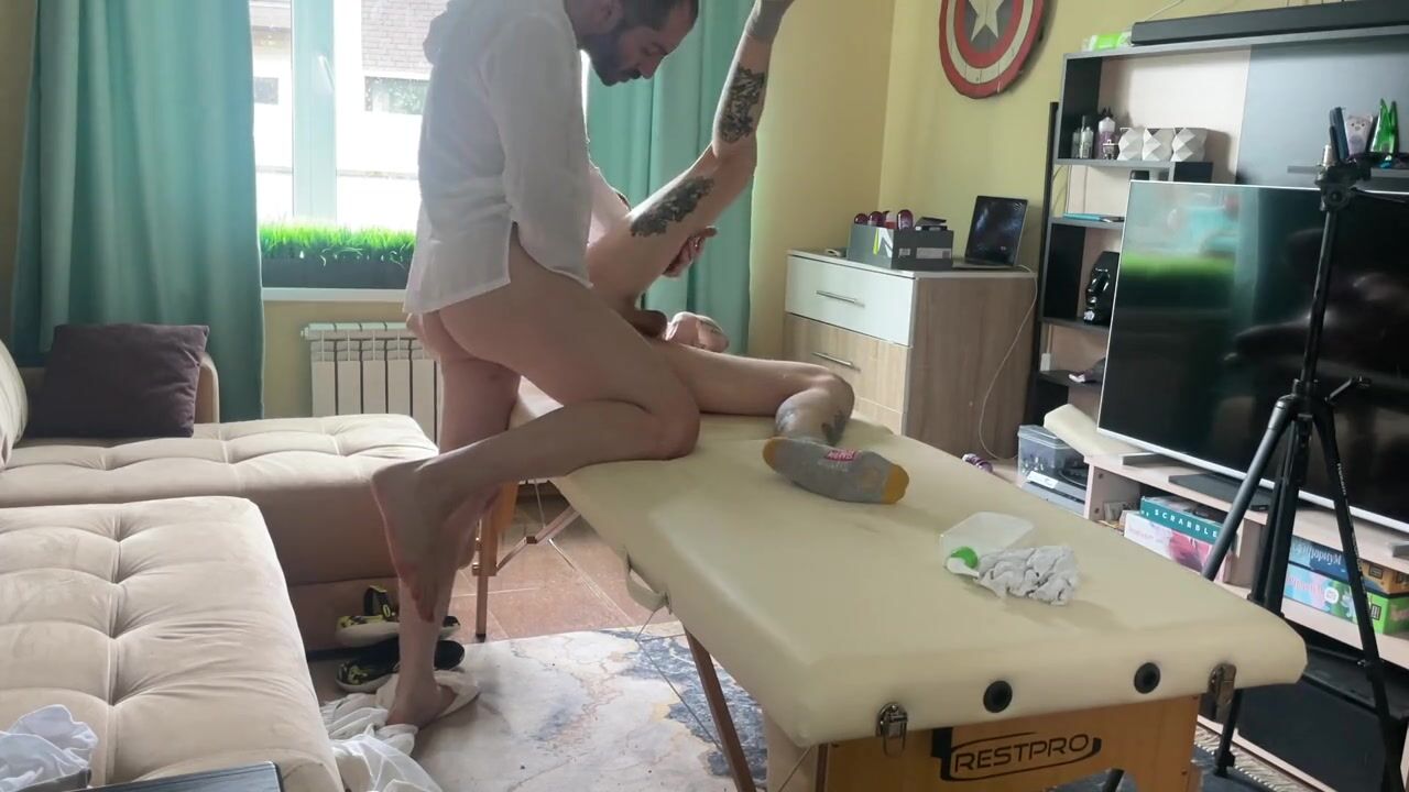 Dicky Masseur трахает спортивный твинк во время массажа