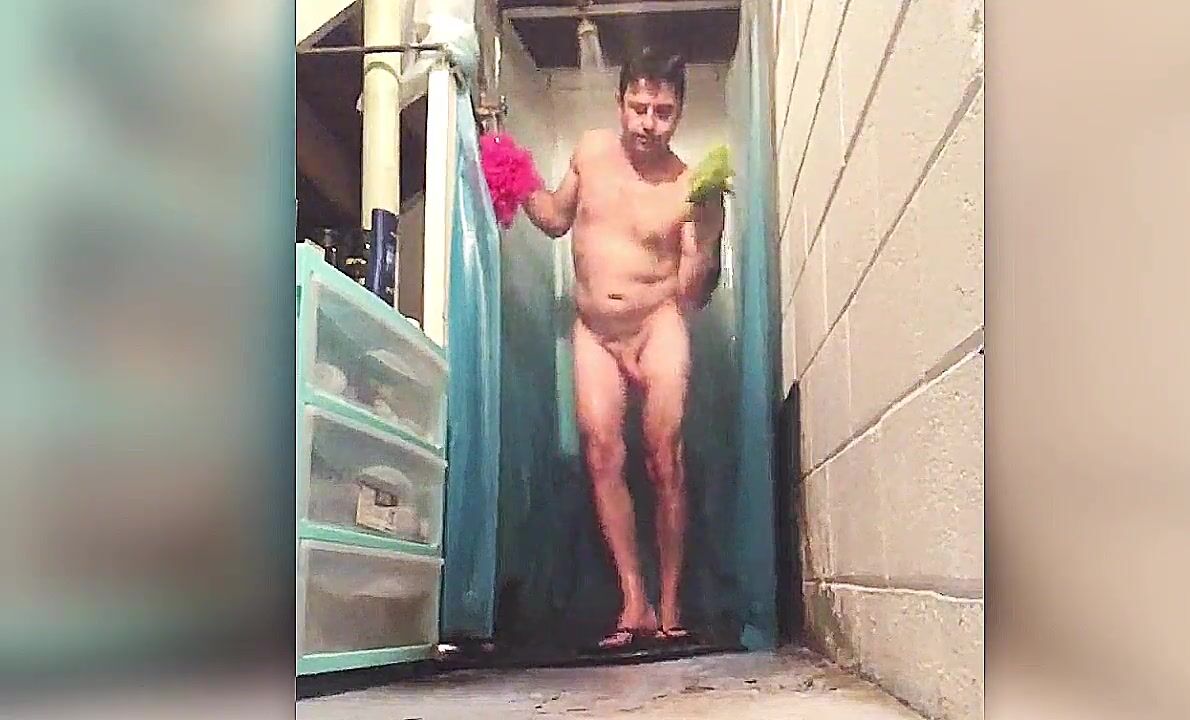 La belle-sœur attrape son frère en se balançant sous la douche regarder en ligne